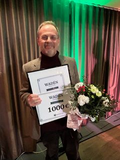 Toimittaja Pekka Ervasti sai Metsästäjäliiton metsästyksen edistämistä koskevan Wadén-palkinnon Riistapäivillä 23. tammikuuta 2024.