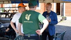Suomen Metsästäjäliiton puheenjohtaja Petteri Lampinen, toiminnanjohtaja Jaakko Silpola (selin) sekä kisojen suojelija, kansanedustaja Timo Heinonen (kok.)