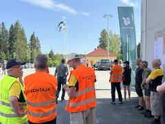 Kilpailijoita ja järjestäjiä Hirvenjuoksun SM-kisojen avajaisissa