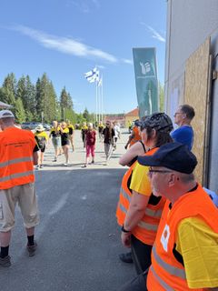 Järjestäjiä ja yleisöä Hirvenjuoksun SM-kisojen avajaisissa
