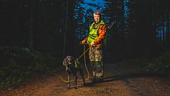 SRVA-henkilö ja koira pimeällä tiellä