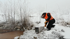 Hiilimön erästäjien Mika Ravander Metsä Groupin Kemin tehdasalueen vieraspetoloukulla.