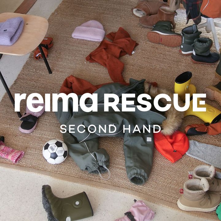 Reima-vaatteita ja kenkiä lapsiperheen eteisessä