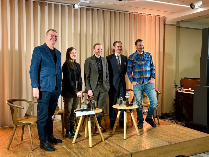 Vapautetaan lapset -sitoumuksen julkistustilaisuuden panelistit Sofiassa Helsingissä 20.11.2025. Vasemmalta oikealle: Niklas Kaskeala, The Activist Agency. Erika Turunen, UNICEF Finland. Ministeri Mika Poutala. Mikko ”Peltsi” Peltola.