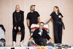 Jaakko Veijola (istumassa toinen oikealta) aloittaa N2 Albiinon strategiajohtajana 1.9. alkaen. Kuvassa myös N2 Albiinon Co-CEO Terja Salaspuro (oikealla) ja luova johtaja Mikko Männistö (vasemmalla) sekä N2-konsernin toimitusjohtaja Sami Salmenkivi (toinen vasemmalta). Kuva: N2 Albiino