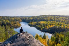 Vuosi 2024 aloitetaan varovaisen positiivisen näkymän kanssa: liikevaihdolle ja viennille odotetaan kasvua, ja kasvuhakuisten yritysten kasvutavoitteet ovat aiempaa korkeammalla. Tutkimus- ja kehitystyötä on jatkettu haasteista huolimatta ja niiden kohdalla trendi on kasvusuuntainen.