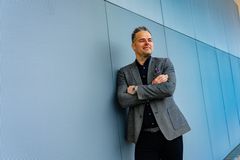 Mies nojaa seinään