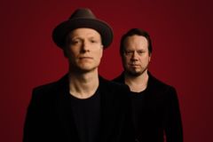 Tuomo & Markus -duo soittaa Konneveden museon savutuvassa 19.7. Duon tuore Game Changing -levy on kerännyt ylistäviä arvioita kotimaisissa ja kansainvälisissä pop- ja rockmedioissa. Kuva: Tero Ahonen