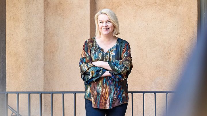 WIFT Finlandin hallituksen puheenjohtaja, Taideyliopiston Teatterikorkeakoulun professori Elina Knihtilä iloitsee Suomen WIFTI Helsinki Summit -huippukokouksen tuomista verkostoitumis- ja vaikuttamismahdollisuuksista. Kuva: Eeva Anundi