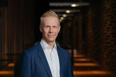 Vähän ennen yötä -konsertin urkurina toimii jo yli 120 eri teosten kantaesitystä ympäri maailman soittanut Jan Lehtola. Kuva: Sakari Röyskö.