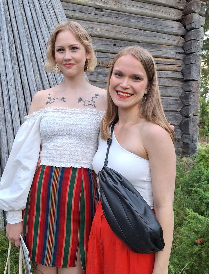 Laulaja-viulisti Vilma Jää ja Saarijärven kanteleen taitaja Hanna Ryynänen soittivat Konneveden museon savutuvassa tiistaina 18.7. loppuunmyydyn konsertin, joka keräsi myös museon pihalle sankoin joukoin innokkaita kuulijoita.