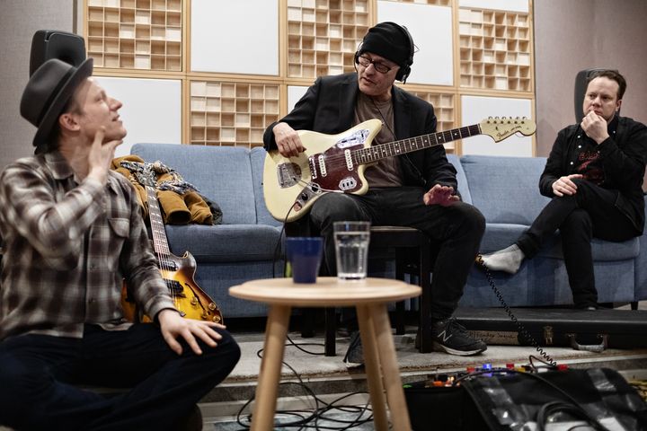 Tuomo & Markus -duon uudella Waiting Room -singlellä kuullaan kitaristilegenda Marc Ribot'n (keskellä) virtuoosimaisen soiton lisäksi neworkilaisartistin voimallista puhelaulua. Kuva: Outi Pyhäranta.