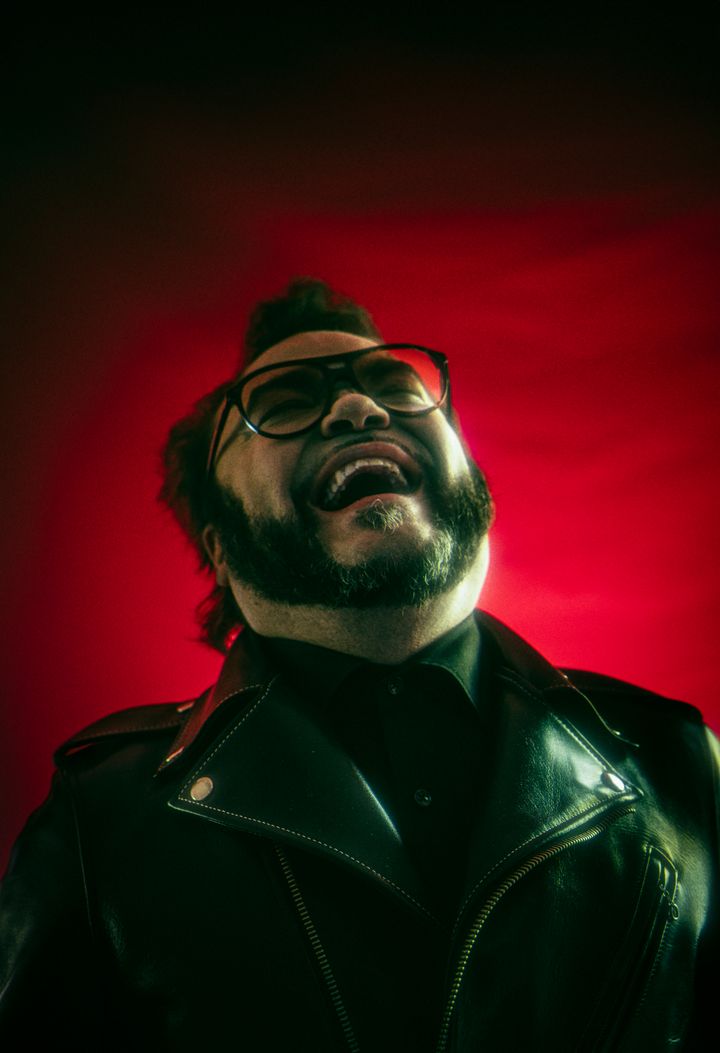 Knucklebone Oscarin uuden Uncle Knuckle -albumin moderni bluesmanifesti pursuaa musiikin perinnetietoa ja -taitoa, intohimoa ja räjähtävää energiaa. Kuva: Atte Mäläskä.