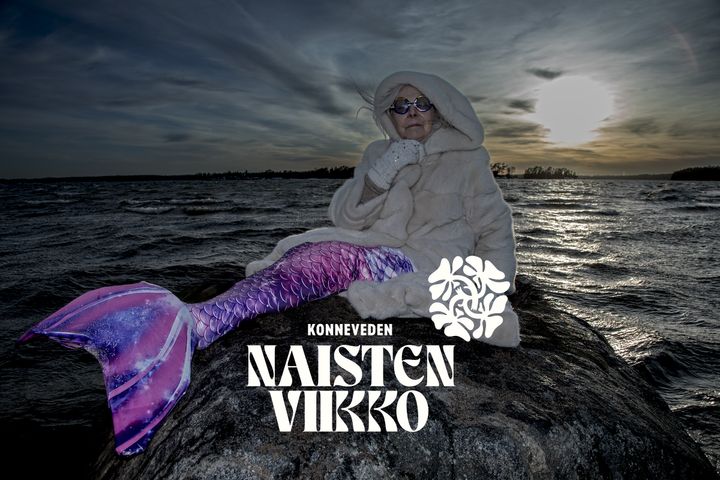 Muun muassa näyttelijä Seela Sella esiintyy Naisten viikolla sunnuntaina 20. heinäkuuta kahdessa ulkoilmakonsertissa Konneveden Torilavalla. Kuva: Konsta Klemetti