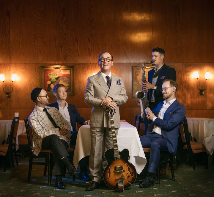 Sami Saari ja Jazzpojat juhlistavat Jari-singlen julkaisua tänään 25.4. keikalla Jyväskylän Poppari-klubilla. Yhtye kiertää uuden Nyt tai ei koskaan -albumin julkaisukiertueella ahkerasti Suomea koko kesän 2025. Kuva: Teemu Mattsson