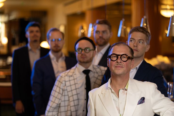 Sami Saari ja Jazzpojat suuntaavat Nyt tai ei koskaan -levy kainalossaan koko kesän kestävälle laajalle Suomen-kiertueelle. Kuva: Teemu Mattsson.