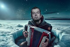 Harmonikkataiteilija Kimmo Pohjonen esiintyy Naisten viikon avauskonsertissa Konneveden museon savutuvassa 18. heinäkuuta. Konsertin sisätilan liput on loppuunmyyty, mutta ulkokatsomoon on edelleen myynnissä edullisia näkörajoitteisia lippuja. Kaikki Konneveden naisten viikon ennakkoliput ovat myynnissä Tiketissä.
