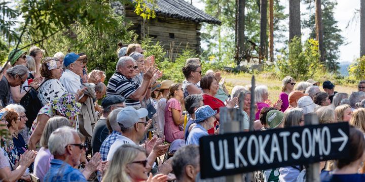 Konnneveden Naisten viikon savutuvan ulkokatsomon yleisöä Arja Saijonmaan tähdittämästä yhteislaulukonsertista kesällä 2024. Kuva: Jussi Ruusila