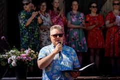 Konneveden kunnanjohtaja Mika Pasanen esiintyi myös itse Naisten viikolla sunnuntaina 20.7. Laulua torin täydeltä -yhteislaulukonsertin juontajana.