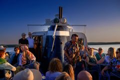 Saksofonisti Pauli Lyytinen eläytyi Naisten viikon lauantai-iltana M/S Linnea -aluksella teokseensa Kuikan kutsu.