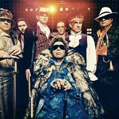 Eternal Erection muistetaan paitsi vastustamattoman tanssittavasta musiikistaan ja villeistä keikoistaan, myös näyttävästä pukeutumistyylistään. Kuva: Aleksi Koskinen