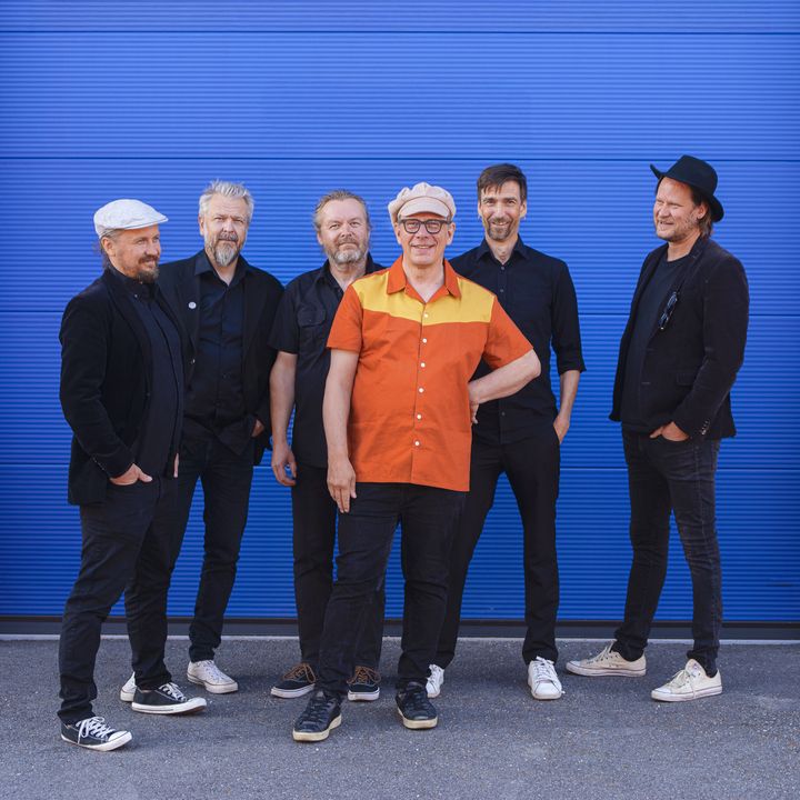 Tero-Petri & Korvaamattomien ilkikurisessa Onnellinen häntä -kappaleessa laulun ja soiton hienovaraiset eleet soivat orgaanisen lämpimästi. Kuva: Miikka Heinonen