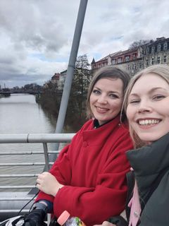 Cecilia Damström (vas.) ja Reetamaria Rajala ovat tehneet yhteistyötä jo lähes kymmenen vuoden ajan. Kuva: Reetamaria Rajala