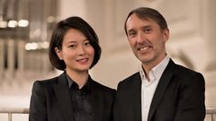 Lauantaina 19.9. klo 19.00 esiintyvät urkuvirtuoosit Shin-Young Lee (vas.) ja Olivier Latry nelin käsin ja nelijalkaisesti. He tuovat Musiikkitalon lavalle tanssin historian ääripäät Rameaun balettioopperan eleganssista Stravinskyn Kevätuhrin alkukantaiseen voimaan.