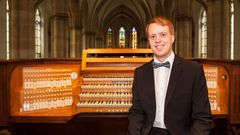 Lauantaina 8.8. klo 16.00 esiintyvä itävaltalaisurkuri Stefan Donner johdattaa kuulijat urkumusiikin rakastetuimpien teosten pariin. Konsertissa urkumusiikin aarteet saavat seuraansa sovituksia orkesterimusiikin klassikoista. Kuva: Reinhard Steiner Photography