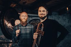 Trumpetisti Verneri Pohjolan, lyömäsoitinmuusikko Mika Kallion ja kuvataiteilija Perttu Saksan yhteisteos Fallen Trees on kokemus, joka ei pyri selittämään, vaan kutsuu aistimaan. Fallen Trees -konsertti päättää Naisten viikon Konneveden kunnantalon Konnevesisalissa maanantaina 20.7. Kuva: Perttu Saksa.