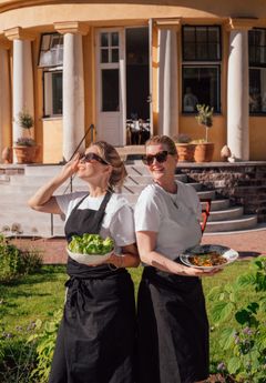 Huippukokit Pipsa Hurmerinta (oik.) ja Meri-Tuuli Väntsi loihtivat Myrskyn lautaselle Shakespearen tapaan Konneveden Väentalolla lauantaina 18.7.