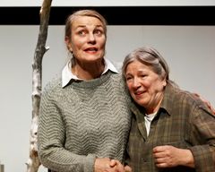 Näyttelijä Eija Ahvo (oik.) esiintyy Konneveden kirkossa la 18.7. Rakas Eeva Kilpi! -konsertissa pianisti Maija Ruuskasen ja kirjailija Anna-Riikka Carlsonin kanssa. Kuva on Kansallisteatterin Nämä juhlat jatkuvat vielä -esityksestä, jota Ahvo tähdittää yhdessä Jonna Järnefeltin kanssa. Kuva: Otto-Ville Väätäinen