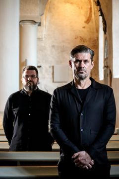 Näyttelijä Tommi Korpela ja pianisti, urkuri ja kirkkomuusikko Pami Karvonen johdattavat kuulijat bibliodraaman keinoin Johanneksen evankeliumin saloihin Konneveden kirkossa sunnuntaina 19.7. Kuva: Mari Sarviaho