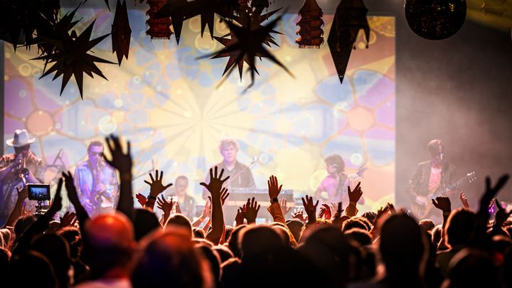 Eternal Erection tanssitti yleisöä varsinaisella paluukeikallaan Funky Elephant Festivalilla Helsingin Korjaamolla 1. marraskuuta 2025. Keväällä 2026 bändi teki koko Suomen kattavan The Return of The Funk -kiertueen ja jatkaa keikkailua erilaisissa kesätapahtumissa. Kuva: Jussi Ruusila
