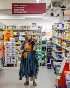 Viulisti Marianne Maans soitti perjantaina pianisti Jaakko Rikalaisen lisäksi Konneveden K-Marketin Galleria K:n avajajaisissa. Kuva: Jussi Ruusila