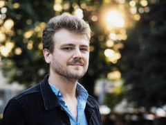 Kimaira ry:n taiteellinen johtaja Aleksi Barrière julkaisee yhteisjulkistustilaisuudessa oman englanninkielisen runokokoelmansa The Yellow Almanach of Weather And Climate. Kuva: Toni Härkönen