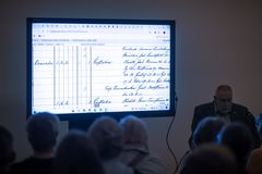 Historioitsija ja sukututkija Torsti Salonen avasi Kirjaraitti-päivän Vihdin museolla johdattaen yleisön sukututkimuksen metodien alkeisiin. Kuva: Jussi Ruusila