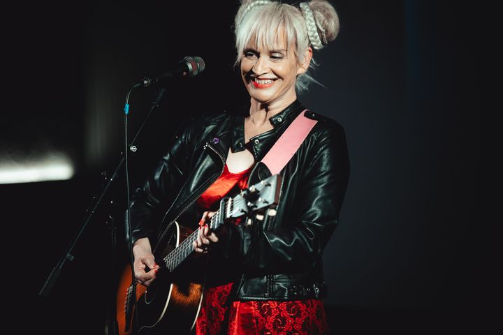 Vihdin Kirjaraitin Iltaklubi Maija Vilkkumaan kanssa oli viimeistä paikkaa myöten loppuunmyyyty. Vilkkumaa viettää loppuvuoden 2. lokakuuta ilmestyvän Karaoke-queen-albuminsa massiivisella levynjulkaisukiertueella – ja paljasti myös kirjoittavansa uutta romaania. Kuva: Jussi Ruusila
