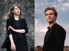 Kaaoksen historiaa -musiikkikuunnelmasarjan taiteelliset suunnittelijat Aliisa Neige Barrière ja Janne Valkeajoki. Kuvat: Neda Navaee ja Pietari Purovaara.