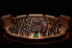 Tarmo Peltokoski ja Hongkongin filharmonikot. Kuva: Keith Hiro