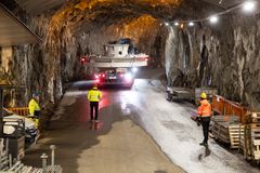 Kunnostetun turbiinin osat matkaavat tunnelin kautta Melon vesivoimalaitoksen uumeniin.