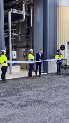 Nauhanleikkauksessa nauhanpitäjinä Maria Nummelin ja Kimmo Kurikka. Nauhaa leikkaamassa Porin kaupunginjohtaja Lauri Inna, ja hänen vieressään Porin Prosessivoiman toimitusjohtaja Eero Niemitalo.