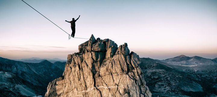 Yritykset joutuvat tällä hetkellä tasapainottelemaan kestävyystyössään viiden vastakkaisen strategisen vaihtoehdon välillä:      regulaatio vs. ’business case’, kestävyysmurros vs. taloudellinen kasvu, tehokkuus vs. kokonaisvaltainen arvo, oma etu vs. systeemin etu ja lyhyt vs. pitkä aikaväli.