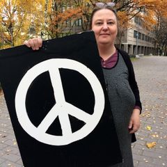 Laura Lodenius rauhanmerkin kanssa 2016.