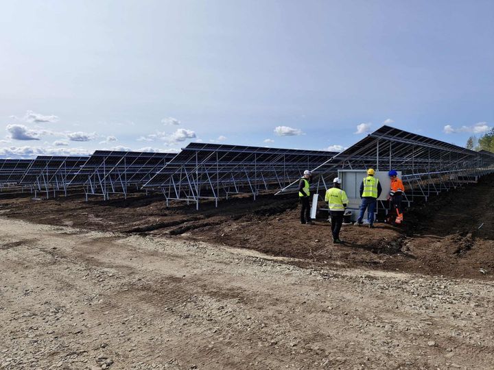 Utajärvi malliasennus: Kuvassa Utajärven aurinkovoimala. Puiston rakennuttaa Skarta Energy Oy.