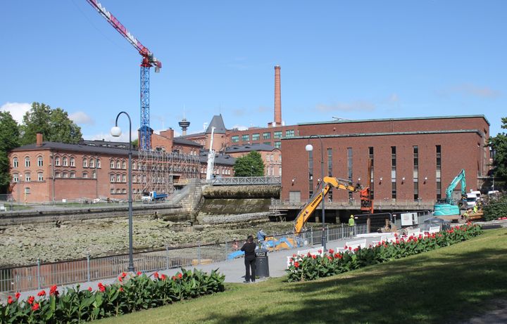 Tammerkosken juoksutus pysäytettiin viimeksi kesäkuussa väliaikaisen kevyen liikenteen sillan rakennustöitä varten. Kuva on otettu 15.6.2026.