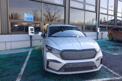 Sähköauto parkkipaikalla.