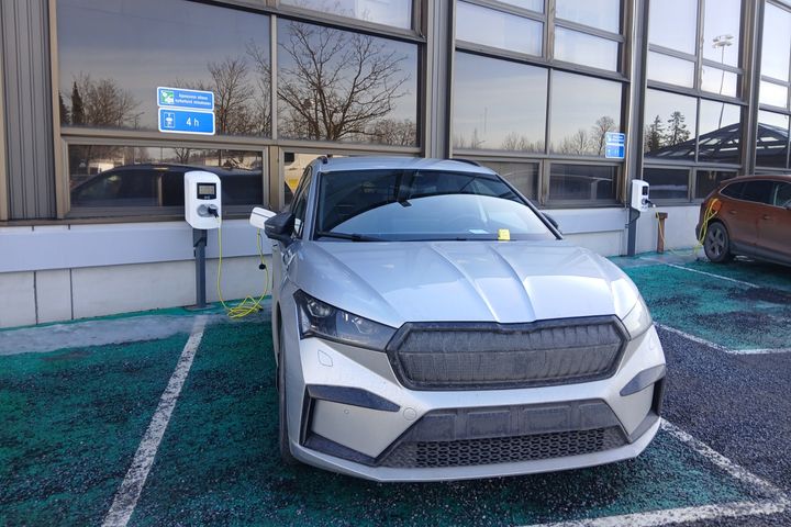 Sähköauto parkkipaikalla.