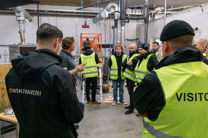 Tulikiven ja Nokikaverin koulutus kokosi nuohoojia perehtymään tulisijojen rakenteisiin, huoltokohteisiin ja käyttöön liittyviin yleisimpiin havaintoihin.