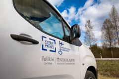Nokikaverin ajoneuvossa oleva sertifiointimerkki kertoo Tulikiven koulutuksen suorittamisesta. Sertifioidut nuohoojat tuntevat Tulikiven tulisijojen rakenteet, huoltokohteet ja käyttöön liittyvät erityispiirteet.